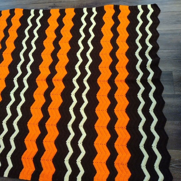 Vintage Afghan Chevron  Zig Zag Retro Pattern Hand Crocheted Throw Blanket - Picture 7 of 15